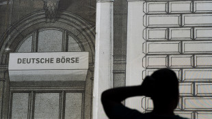 Borsa: l'Europa conclude incerta, Francoforte -0,2%