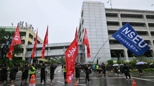 Trabajadores de Samsung comienzan una huelga de tres d&iacute;as por mejores salarios