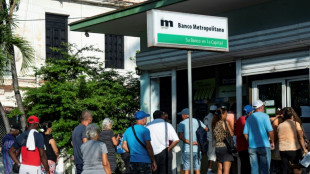 Cubanos resisten la bancarizaci&oacute;n de la econom&iacute;a de la isla 