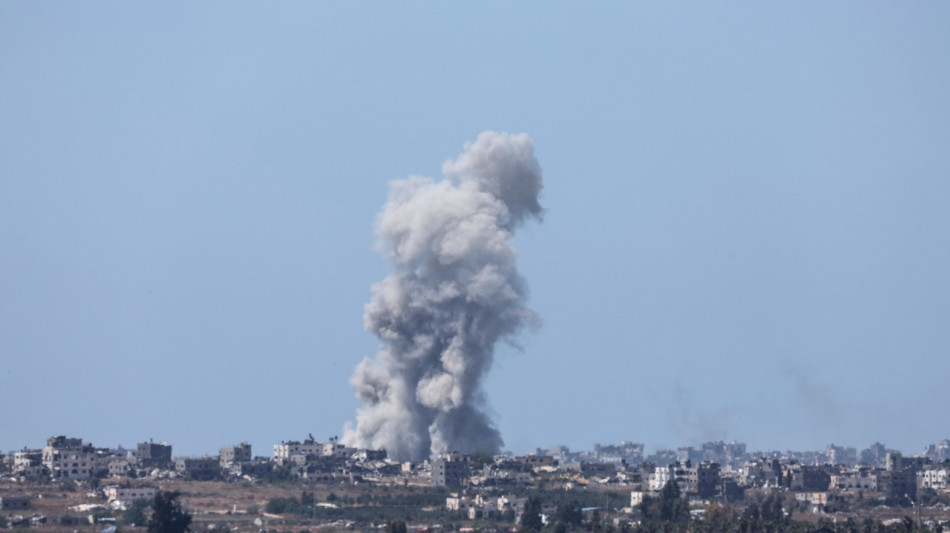 Gaza, media: 10 morti in un raid di Israele sulla citt&agrave;