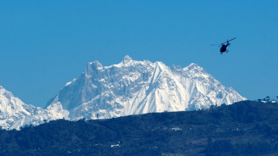 Mueren cinco mexicanos y un nepal&iacute; en accidente de helic&oacute;ptero tur&iacute;stico en Nepal