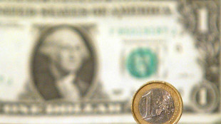Euro si rafforza, scambiato a 1,1001dollari