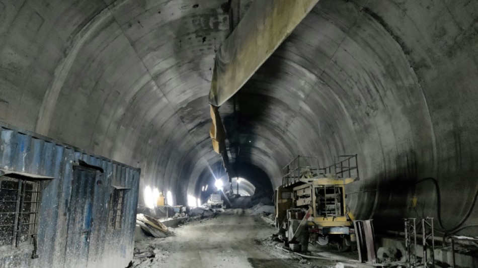Operaciones con perforadora para liberar a 40 obreros atrapados en un t&uacute;nel en India