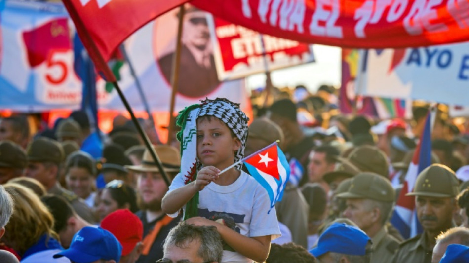 Cuba denuncia embargo y admite "ineficiencias" en austera marcha del 1&ordm; de mayo