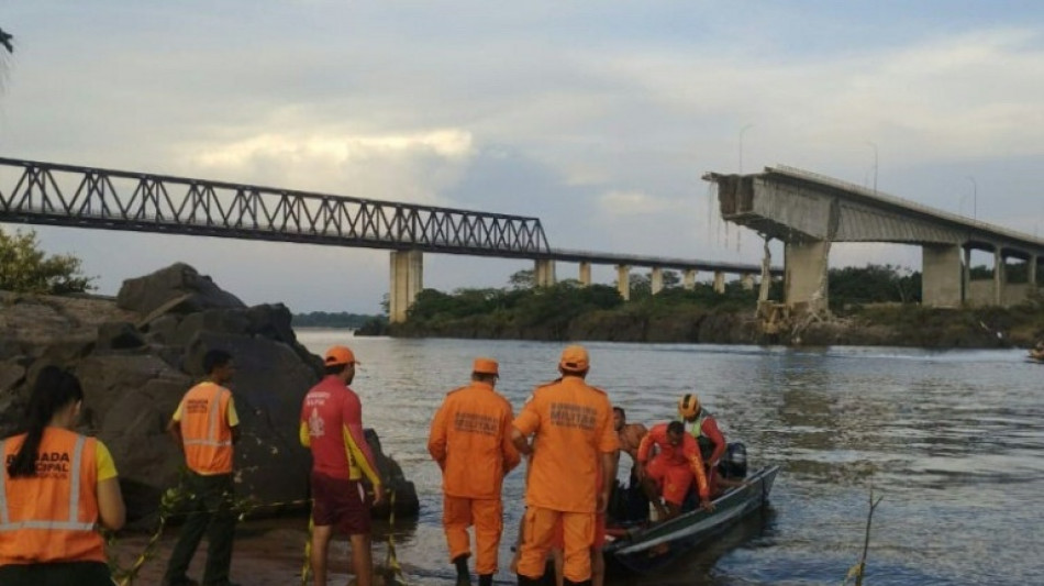 Hallan m&aacute;s cuerpos y sube a ocho cifra de muertos en colapso de puente en Brasil