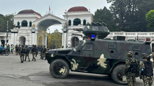 Exército nepalês patrulha ruas da capital após protestos que provocaram renúncia do primeiro-ministro