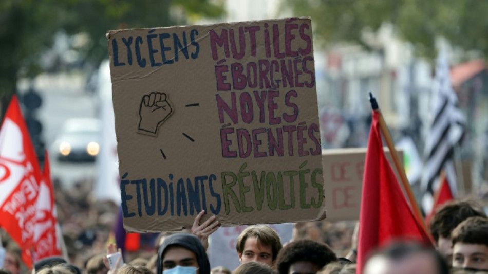 "La police n'est pas violente, &ccedil;a cr&egrave;ve les yeux!": dans les cort&egrave;ges, des lyc&eacute;ens remont&eacute;s contre les forces de l'ordre