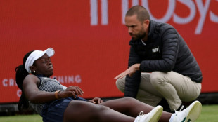 Mboko se lesiona em jogo de simples em Queen's e &eacute; d&uacute;vida para torneio de duplas com Serena
