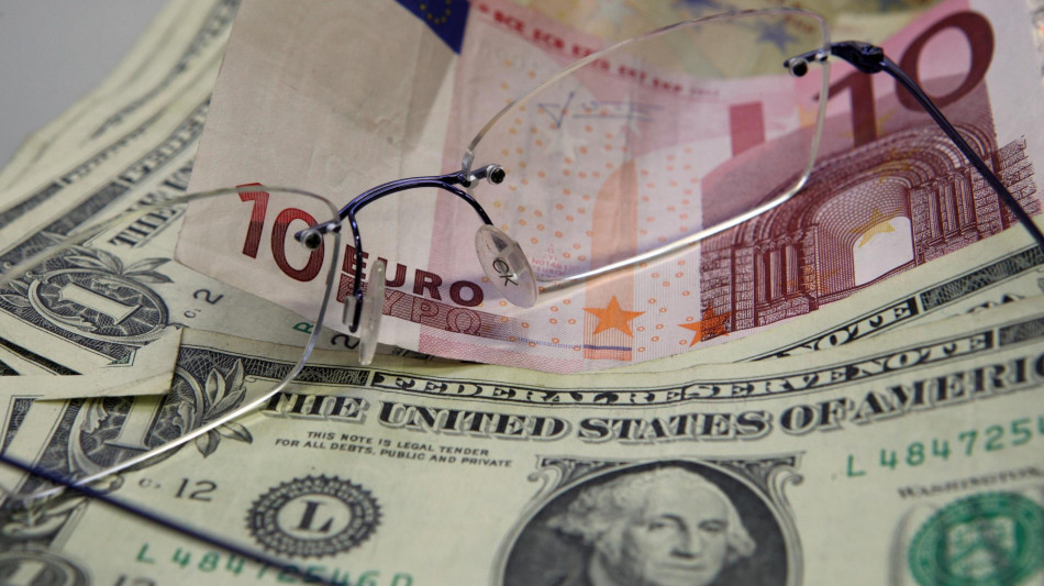 Stabile l'euro in avvio a 1,0323 dollari