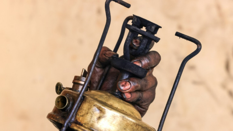 Gazat&iacute;es reparan antiguos hornillos para cocinar en plena guerra