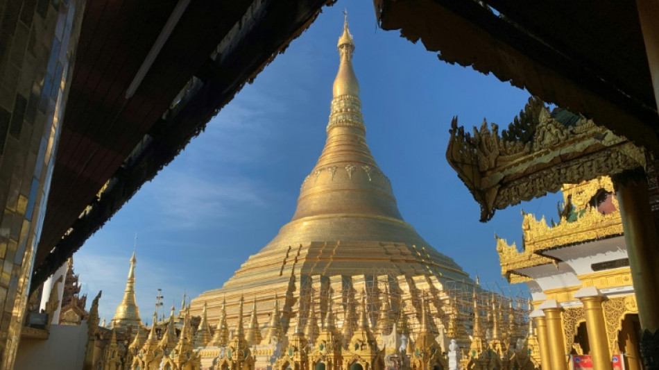 Wachen vor Myanmars größtem Heiligtum verhindern Ritus mit Sexpuppen