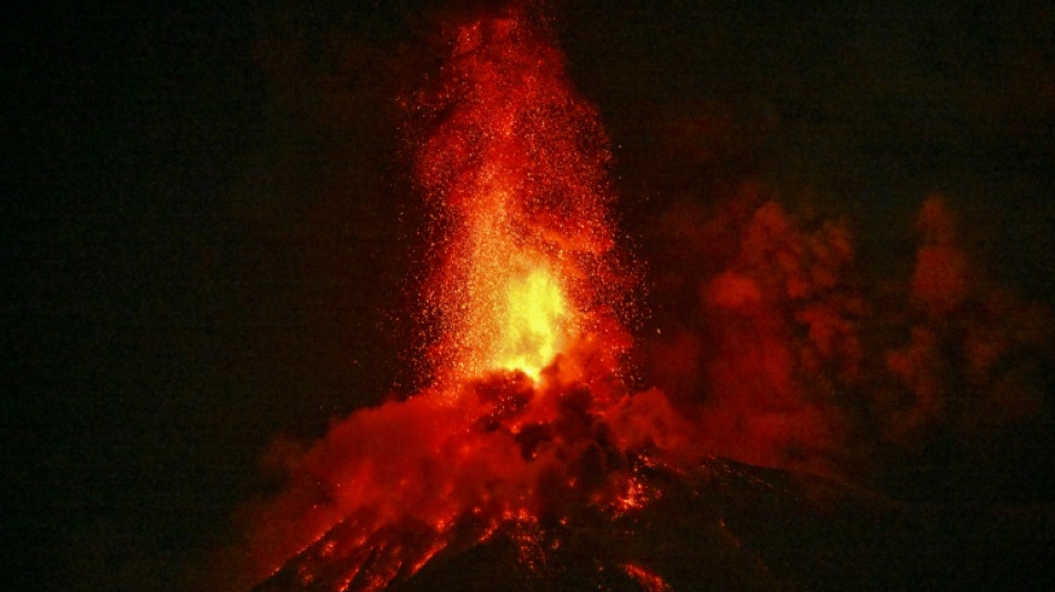 Guatemala declara alerta de "peligro" por la erupci&oacute;n del volc&aacute;n de Fuego