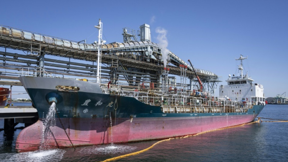 Petr&oacute;leo e g&aacute;s desabam e bolsas fecham em alta por cessar-fogo no Ir&atilde;