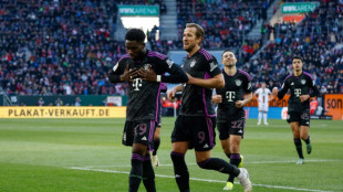 Bayern vence Augsburg e se aproxima do l&iacute;der Leverkusen, que empata com 'Gladbach'
