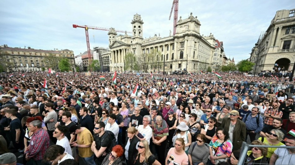 Milhares de pessoas protestam na Hungria contra o governo de Orb&aacute;n
