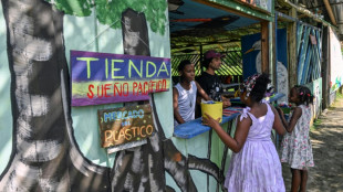 "Monedas" de pl&aacute;stico alimentan econom&iacute;a sustentable en playas paradis&iacute;acas de Colombia