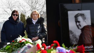 Centenas de russos se re&uacute;nem no t&uacute;mulo de Navalny no dia seguinte ao seu funeral