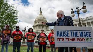 Senador Bernie Sanders busca subir el salario m&iacute;nimo a USD 17 la hora en EEUU