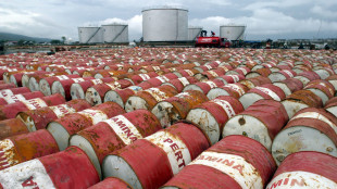 Prezzo petrolio cala ancora, Wti a 60,45 dollari