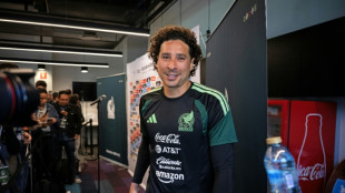 Goleiro mexicano Guillermo Ochoa chega a sua 6&ordf; Copa em meio a elogios e d&uacute;vidas quanto &agrave; idade