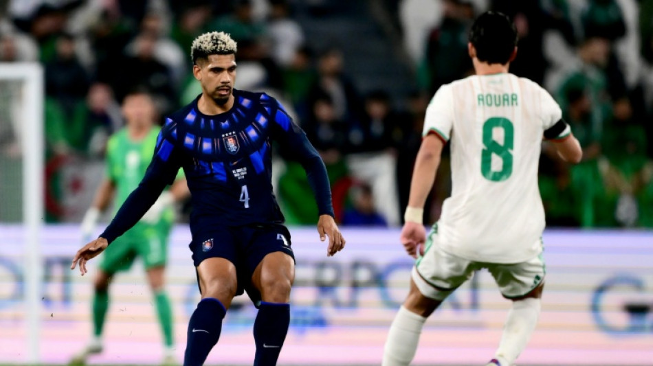 Zagueiro uruguaio Ronald Ara&uacute;jo, do Barcelona, &eacute; emprestado ao Liverpool