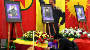 Miles de personas rinden homenaje a kurdos asesinados en Par&iacute;s