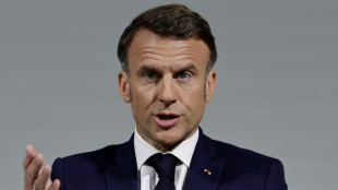 Campanha de Macron contra 'extremos' amea&ccedil;a rachar direita na Fran&ccedil;a