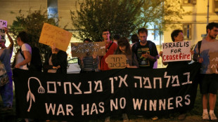 Activistas jud&iacute;os y &aacute;rabes recorren Tel Aviv con mensajes pacifistas para calmar tensiones