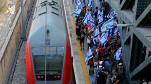 Miles de israel&iacute;es bloquean estaciones y carreteras contra la reforma judicial