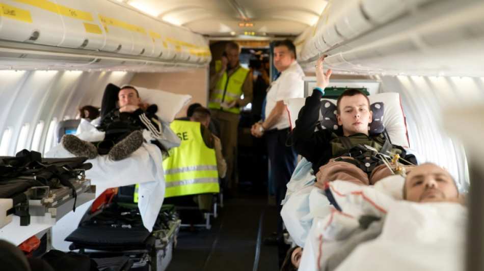 Un avi&oacute;n medicalizado evacua a soldados heridos en la guerra de Ucrania