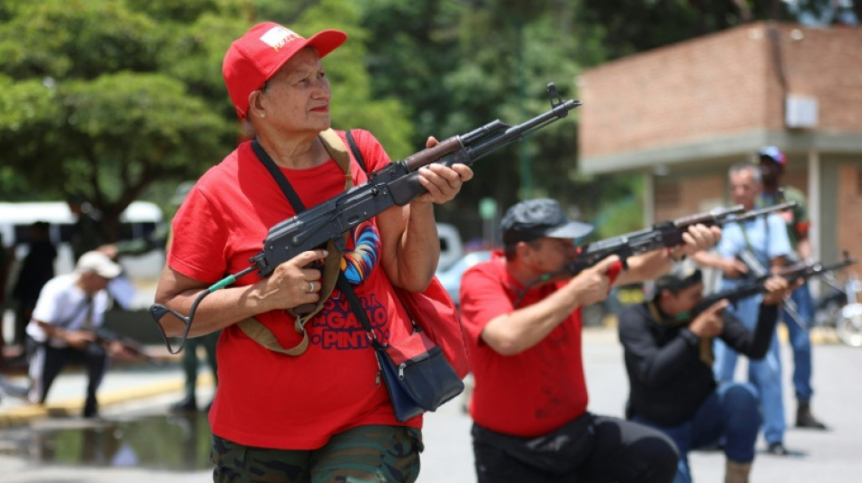 Venezuela entrena militarmente a civiles ante un eventual ataque de EEUU
