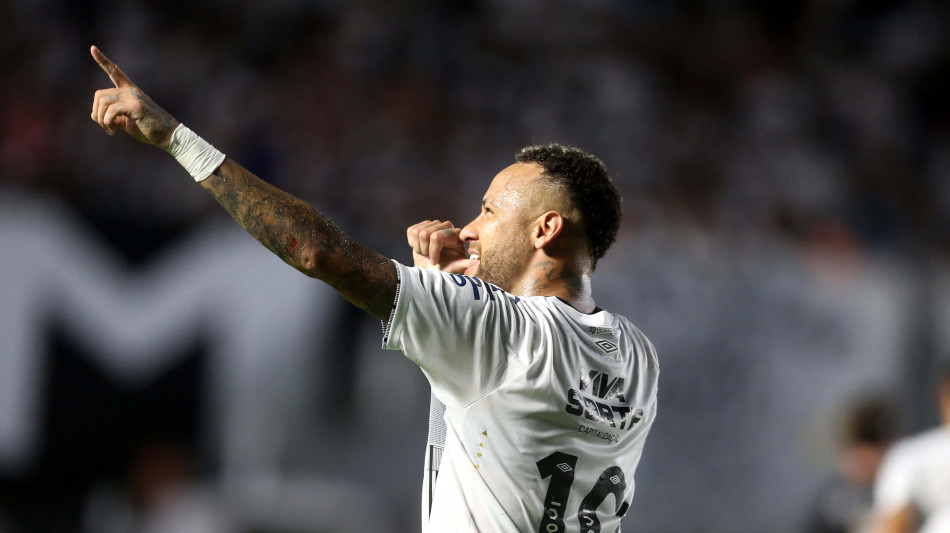 Calcio: Neymar risorge con il Santos, gol da calcio d'angolo