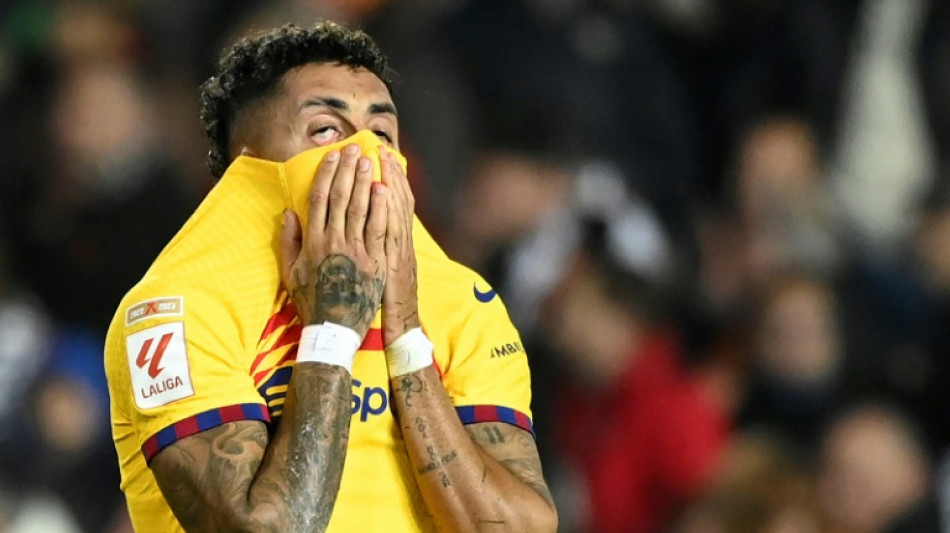 El Bar&ccedil;a solo empata en Mestalla, el Sevilla despide a Diego Alonso