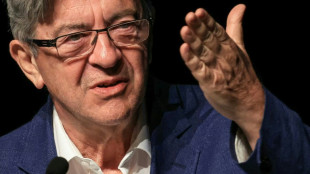 La droite &agrave; Matignon, LFI joue la rue contre le "coup de force" de Macron