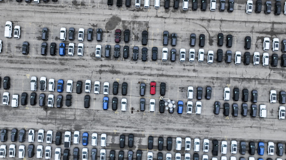 Il mercato italiano dell'auto cresce del 6,18% a gennaio, Stellantis dell'11,8%