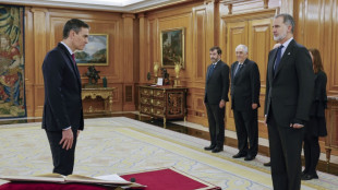 S&aacute;nchez jura como presidente del gobierno de Espa&ntilde;a y la oposici&oacute;n sigue movilizada