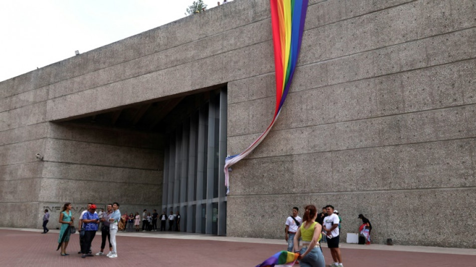 Bandeira do arco-&iacute;ris &eacute; recolocada em pr&eacute;dio de governo no M&eacute;xico ap&oacute;s protestos