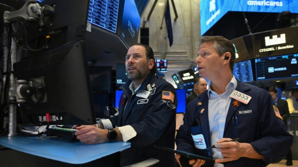 Wall Street ouvre en hausse, aid&eacute;e par une d&eacute;c&eacute;l&eacute;ration de l'emploi am&eacute;ricain