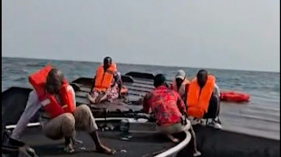 Acidente com balsa em lago no Zimb&aacute;bue deixa 44 mortos
