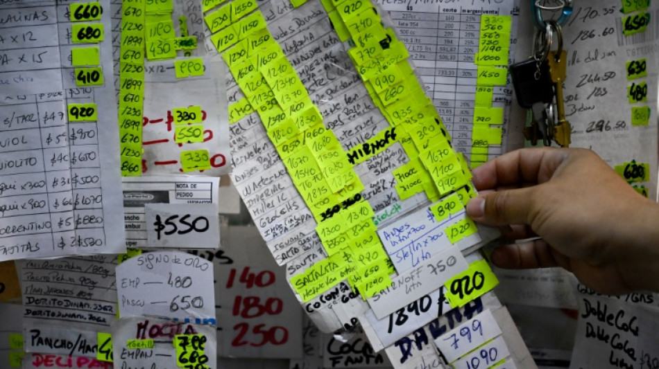 A la espera de Milei, los comerciantes remarcan fren&eacute;ticos los precios en Argentina