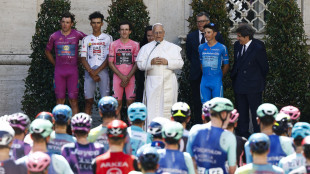 Il Giro d'Italia in Vaticano, il Papa saluta i ciclisti