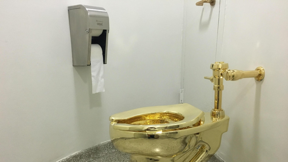 Cattelan, il water a 18 carati all'asta da Sotheby's