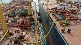 Extraen la mayor&iacute;a del crudo de un viejo petrolero frente a las costas de Yemen