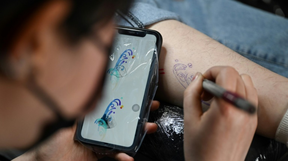 Una tatuadora y artista china graba con tinta las historias de sus clientas