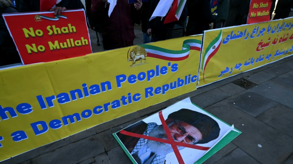 Ir&atilde; desmente execu&ccedil;&atilde;o de manifestante; Trump observa ap&oacute;s amea&ccedil;ar intervir