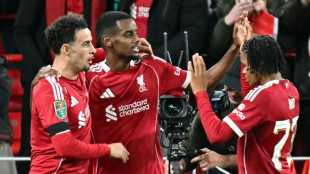 Chelsea e Liverpool sofrem, mas avançam na Copa da Liga Inglesa