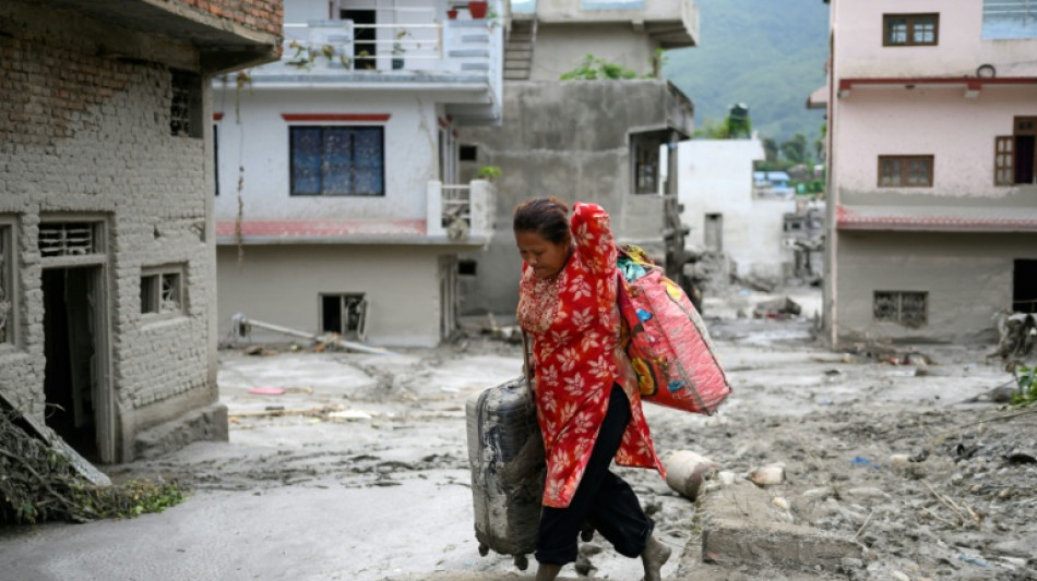Nepal e China lutam para encontrar quase 3 mil desaparecidos ap&oacute;s trag&eacute;dia