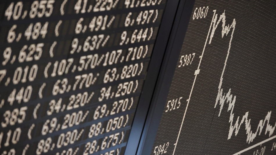 Borsa: Europa chiude in calo, tengono banche e sanit&agrave;