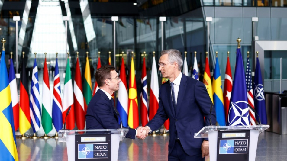 Le drapeau su&eacute;dois hiss&eacute; au si&egrave;ge de l'Otan, l'Alliance "plus grande et plus forte"