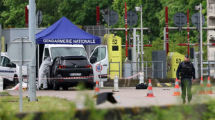 Macron commémore l'attaque sanglante du péage d'Incarville, un an après